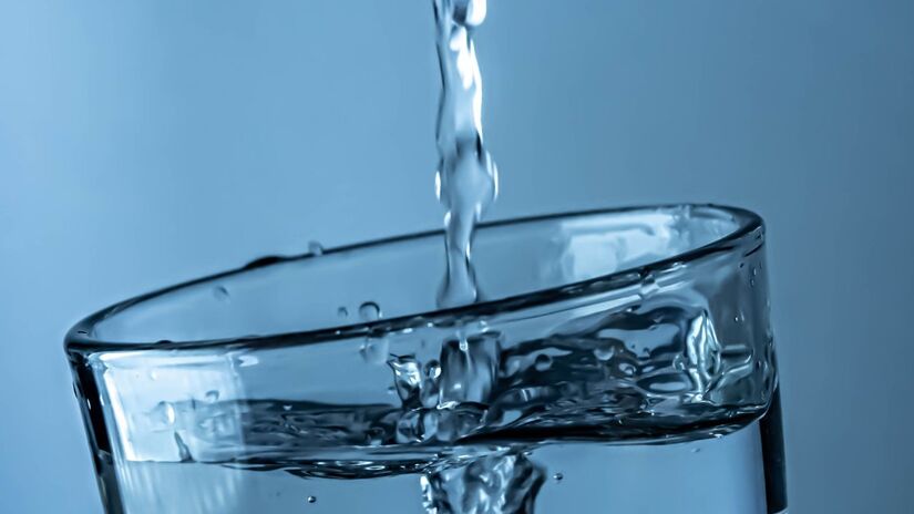 Por que só agora? A descoberta de nanoplásticos na água engarrafada em larga escala só foi possível graças à adoção de tecnologias de ponta. Ferramentas capazes de enxergar partículas nanométricas revelaram um cenário muito mais detalhado do que estudos anteriores conseguiam mostrar / Pixabay
