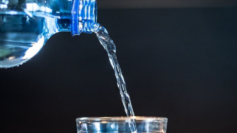 Como essas partículas surgem? Segundo os pesquisadores, os nanoplásticos podem ser liberados durante as etapas de envase, transporte e armazenamento. O contato prolongado da água com superfícies plásticas ao longo de toda a cadeia produtiva é o fator determinante nesse processo / Pixabay
