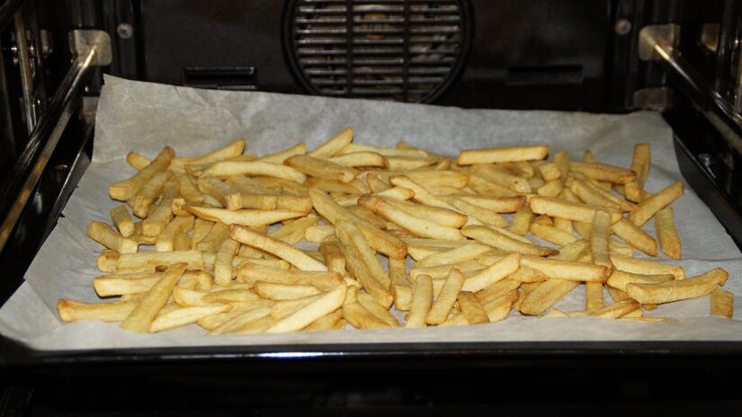 Versões metálicas são ideais para assados crocantes e receitas que exigem alta temperatura / Pixabay