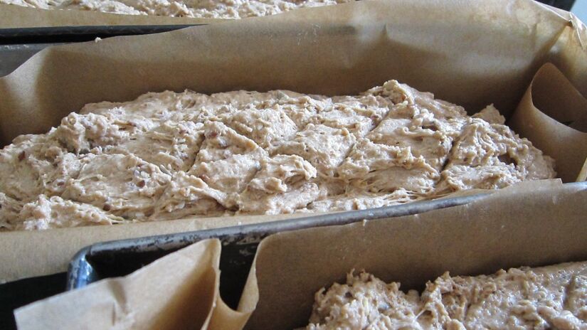 O uso de papel manteiga ou tapetes de silicone prolonga a vida útil das assadeiras / Pixabay