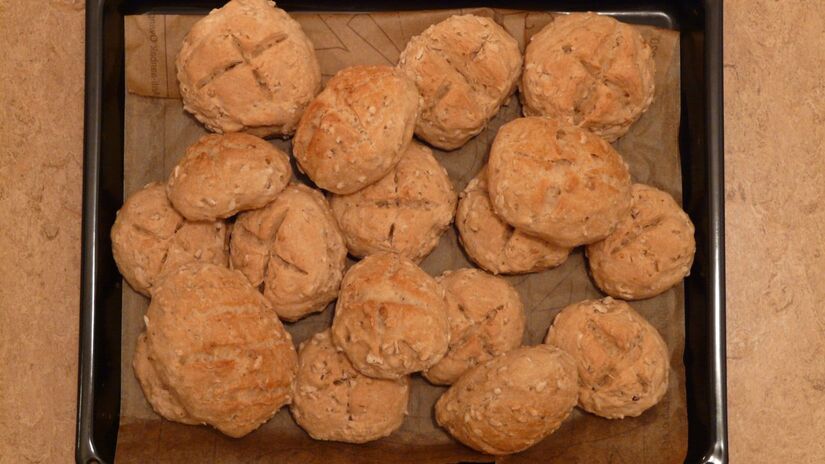 Assadeiras são aliadas versáteis, servindo desde bolos e pães até legumes assados e carnes suculentas / Pixabay