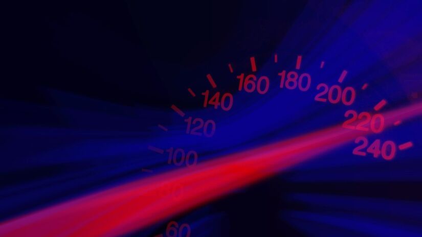 Você sabe por que o seu carro alcança 200 km/h se o limite é 120 km/h? A explicação está na eficiência do motor. Engenheiros projetam veículos com fôlego extra para que, na velocidade de cruzeiro das rodovias, o motor trabalhe em uma rotação menor, economizando combustível e aumentando a vida útil dos componentes / Pixabay