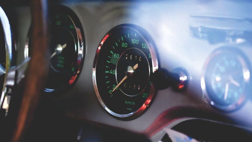 Para que um carro chegue aos 300 km/h, a engenharia vai muito além do motor. O design é pensado para vencer a resistência do ar, o que também reflete na estabilidade do veículo em velocidades baixas. Entender a aerodinâmica automotiva ajuda a compreender por que os carros modernos são tão silenciosos e estáveis, mesmo dentro dos limites de lei / Pixabay