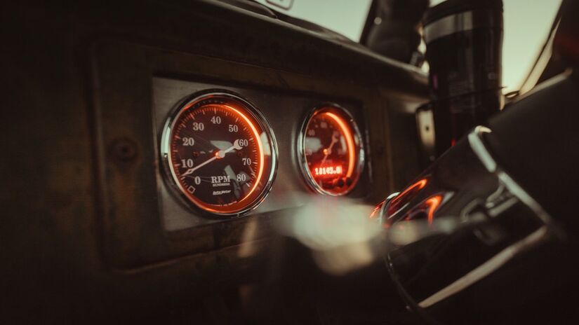 Por que as fabricantes não limitam a velocidade eletronicamente em todos os modelos? O mercado automotivo é global, e países como a Alemanha possuem rodovias (Autobahns) sem limites de velocidade. Projetar um carro com alta performance permite que o mesmo modelo seja competitivo e seguro em qualquer lugar do mundo / Pixabay
