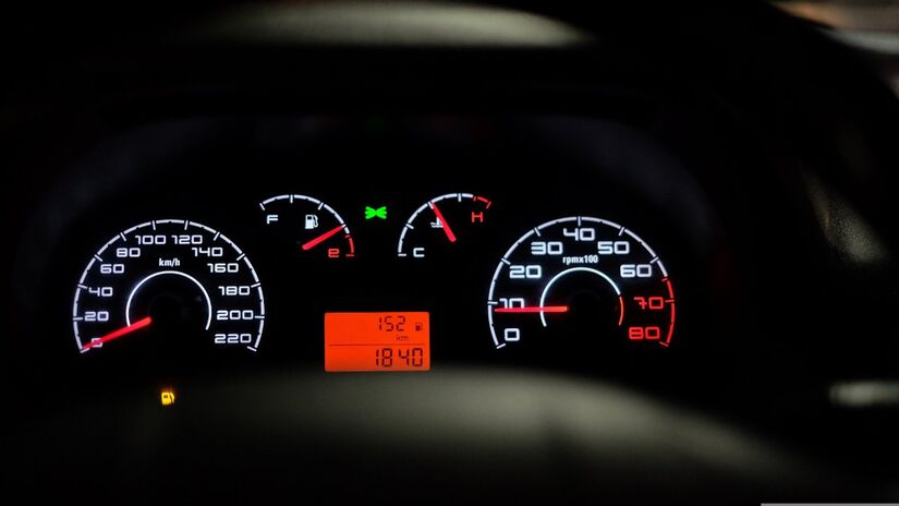 O segredo da velocidade está na relação de marchas. As marchas mais altas são projetadas para manter a velocidade constante com o mínimo de esforço. É por isso que carros que atingem velocidades surpreendentes conseguem ser tão econômicos em viagens longas, mantendo o giro do motor baixo e o conforto acústico alto / Pixabay