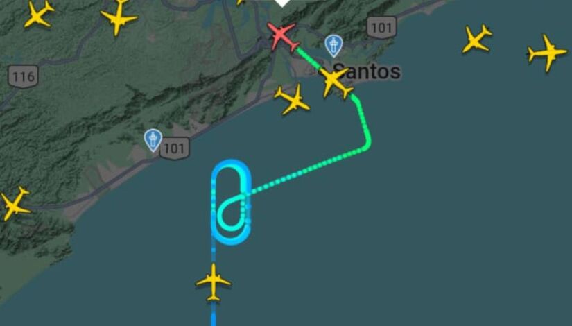 Ventania histórica provoca cancelamentos e deixa aviões em espera sobre o litoral paulista /Reprodução (Flightradar24)