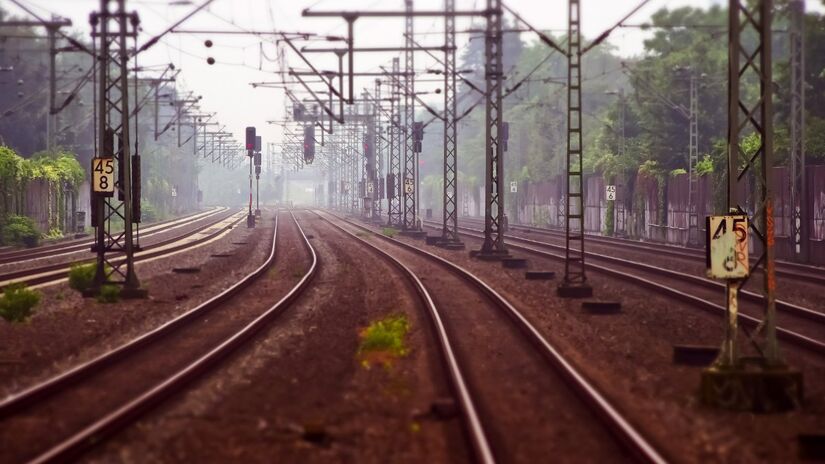 Vai fazer o passeio de trem de Curitiba a Morretes? Fique de olho na previs&atilde;o do tempo! A visibilidade &eacute; um fator decisivo para apreciar as paisagens da Serra do Mar. Lembre-se que o clima na montanha muda r&aacute;pido, ent&atilde;o esteja preparado para varia&ccedil;&otilde;es de temperatura / Pixabay
