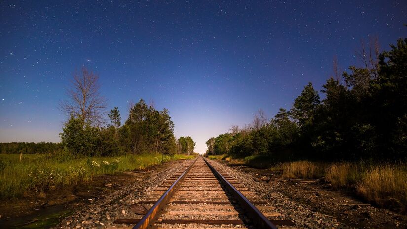 C&acirc;mera na m&atilde;o e foco na paisagem! O trajeto pela maior &aacute;rea cont&iacute;nua de Mata Atl&acirc;ntica do Brasil oferece pontos panor&acirc;micos de tirar o f&ocirc;lego. Para os amantes de fotografia, cada curva do Trem da Serra do Mar revela um &acirc;ngulo perfeito para capturar a beleza natural / Pixabay
