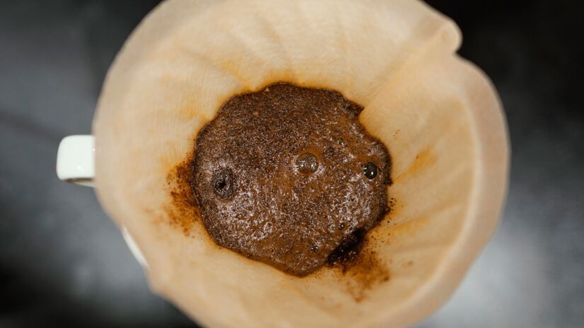 Reaproveitar a borra de caf&eacute; &eacute; um pequeno gesto que une praticidade e consci&ecirc;ncia. No vaso sanit&aacute;rio, ela auxilia no controle de odores e na manuten&ccedil;&atilde;o da limpeza/Pixabay