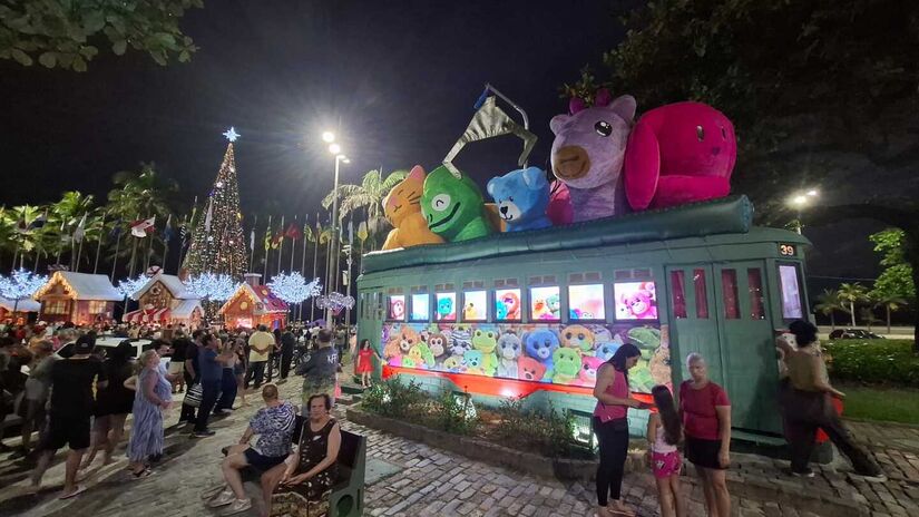 A iluminação foi acionada às 19h, inaugurando um dos principais cenários festivos da cidade neste fim de ano / Nair Bueno/DL