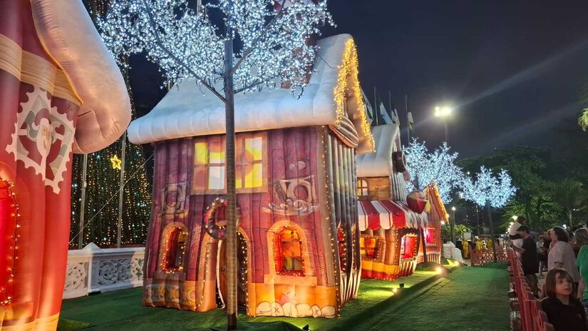 As casinhas iluminadas funcionam como ponto central da decoração da orla / Nair Bueno/DL