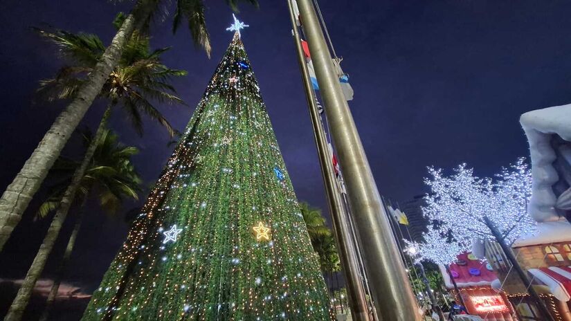 Na faixa de areia, uma árvore de Natal estilizada de 26 metros de altura se torna o principal marco / Nair Bueno/DL
