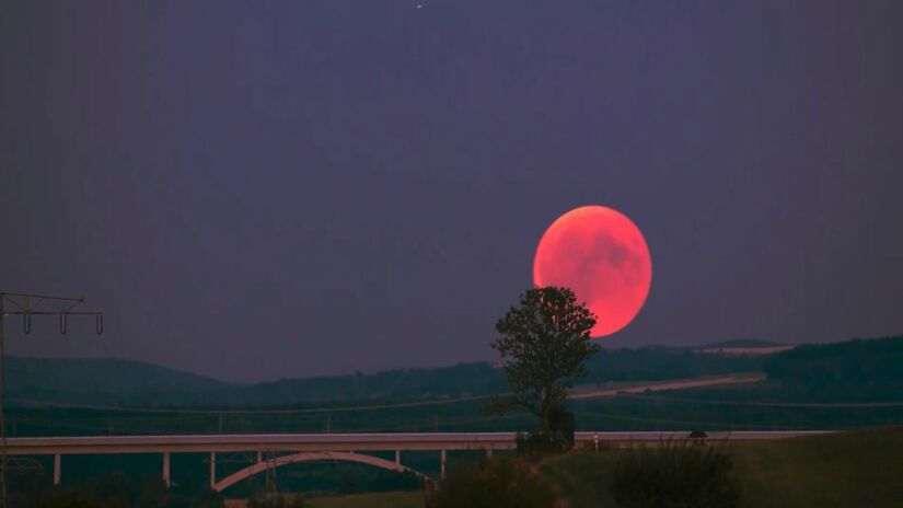 Lua de Sangue de 2026 promete um espetáculo raro e avermelhado no céu, visível parcialmente no Brasil /Pixabay