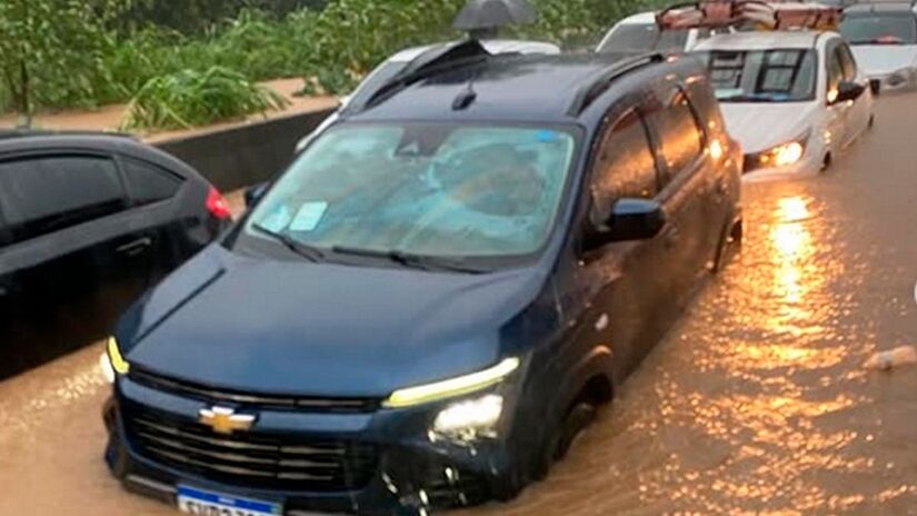 Equipes de monitoramento seguem no local avaliando as condições da pista / Reprodução/Instagram