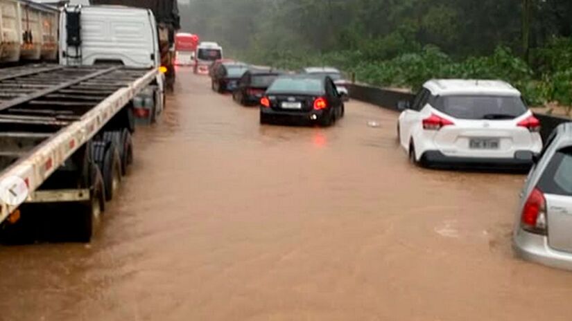 Registros compartilhados nas redes sociais mostram a rodovia transformada em um verdadeiro rio / Reprodução/Instagram