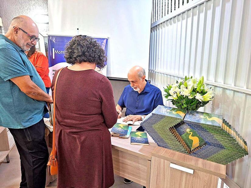 Rey autografa exemplares de sua nova obra, Nas Trilhas da Luz'/N&uacute;cleo Esp&iacute;rita Paulo de Tarso