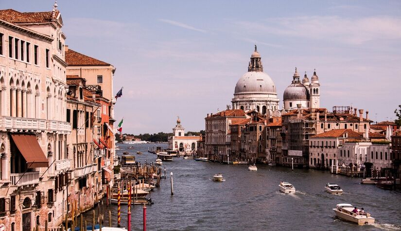 Na Europa, Guimarães, em Portugal, comemora 25 anos como Patrimônio Mundial da Unesco e recebe o título de Capital Verde da Europa / Freepik