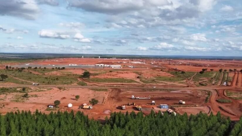 Com operação prevista para iniciar em 2027, o empreendimento terá capacidade instalada para processar 3,5 milhões de toneladas de celulose ao ano / Saul Schramm/Governo do MS