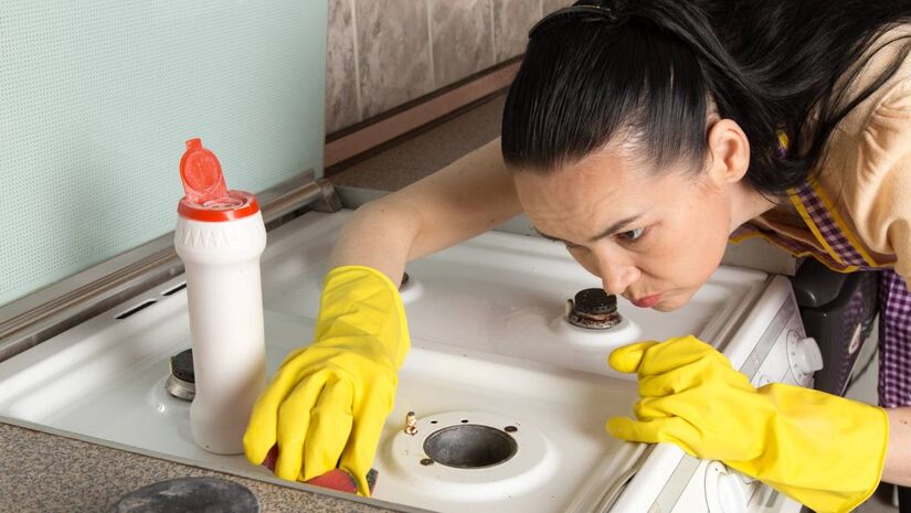 Jogar &oacute;leo na pia pode causar entupimentos e danos ambientais; atitudes simples evitam o problema