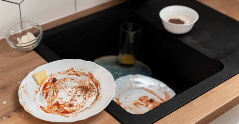 Retirar o excesso de gordura da panela antes da lavagem ajuda a manter a pia limpa e os canos livres.