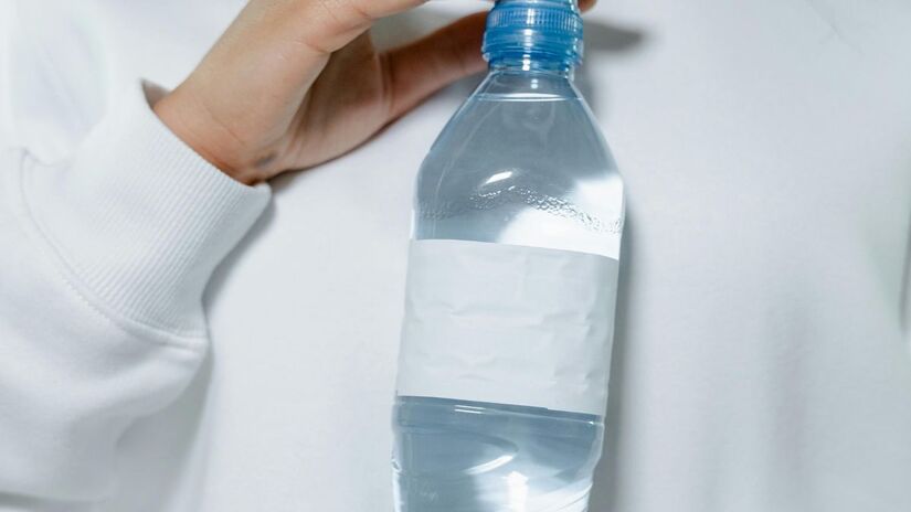 Estudos apontam que uma única garrafa de água pode conter mais de 9 mil partículas de microplásticos. Foto: Pexels/Reprodução.