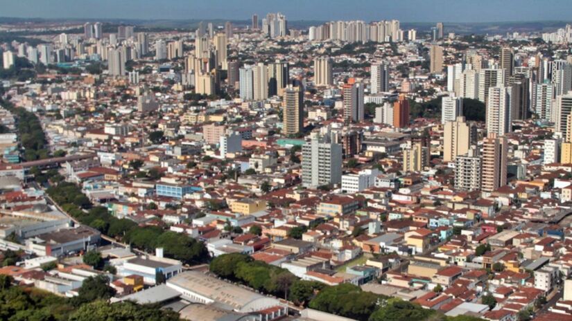 Ribeirão Preto se destaca como um dos principais polos educacionais do interior paulista, unindo qualidade de vida, infraestrutura urbana e ensino superior de excelência. Foto: Reprodução/Wikipédia.
