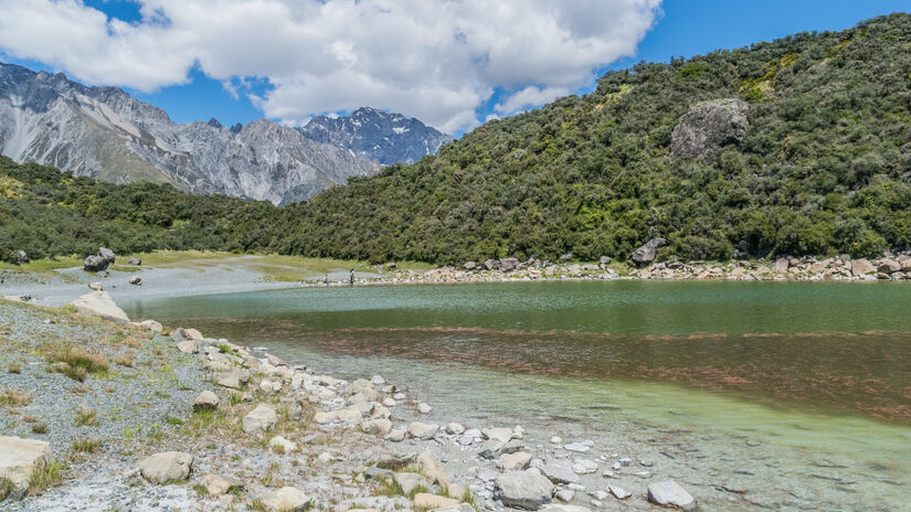 Guardas florestais permanecem junto ao lago para explicar os riscos e a importância espiritual da região / Wikimedia Commons/Krzysztof Golik