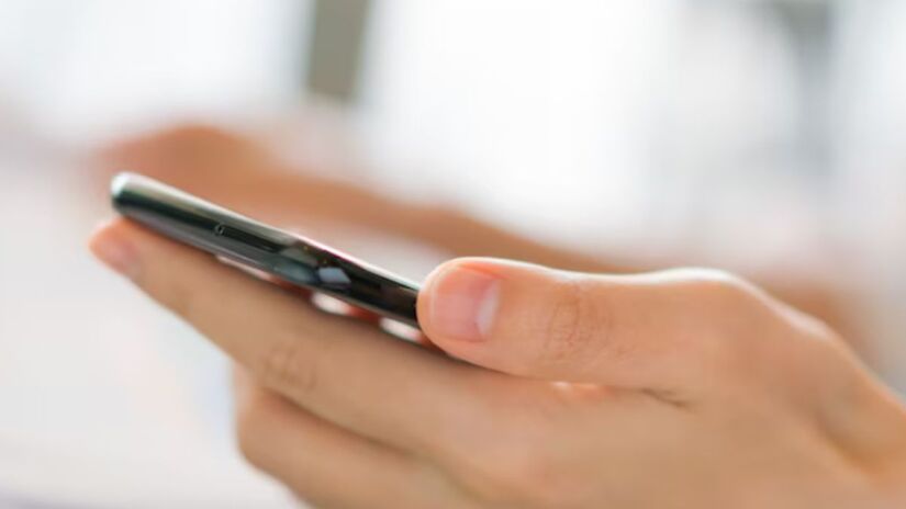 O uso excessivo de telas na inf&acirc;ncia pode comprometer experi&ecirc;ncias essenciais para o desenvolvimento cognitivo e emocional. Freepik