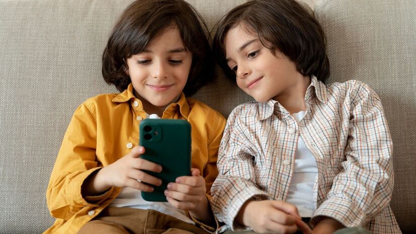 Inf&acirc;ncia &eacute; tempo de viver o mundo real, o equil&iacute;brio hoje reflete no adulto de amanh&atilde;. Freepik