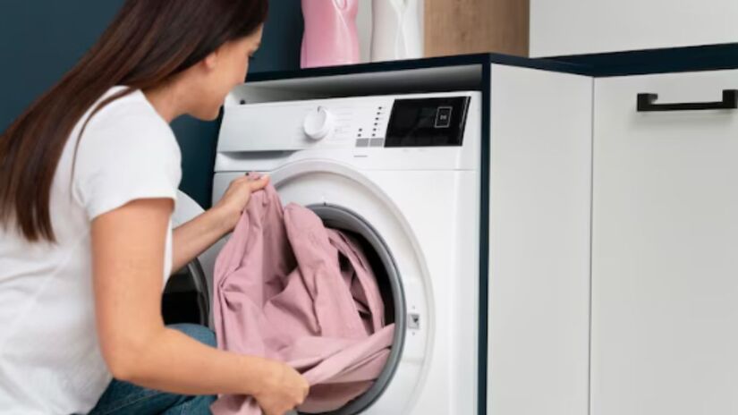 Uma esponja é capaz de reduzir sujeira no filtro, menos esforço da máquina e mais tempo de vida útil. Freepik