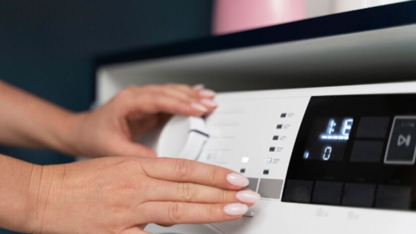 No verão, lave a máquina com mais frequência: suor, areia e umidade favorecem maus odores. Freepik