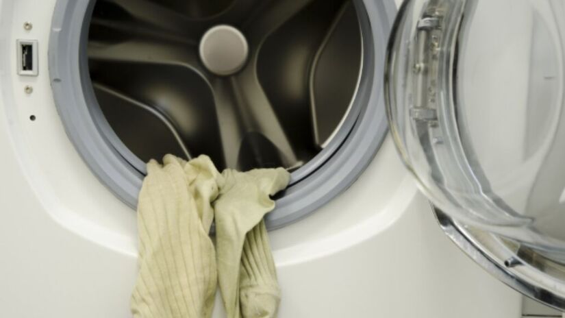 É só colocar uma esponja de lavar louça no tambor e deixar a lavagem acontecer normalmente. Freepik