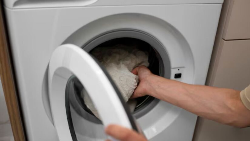 A esponja funciona como um ímã de sujeira e evita que resíduos danifiquem a máquina. Freepik