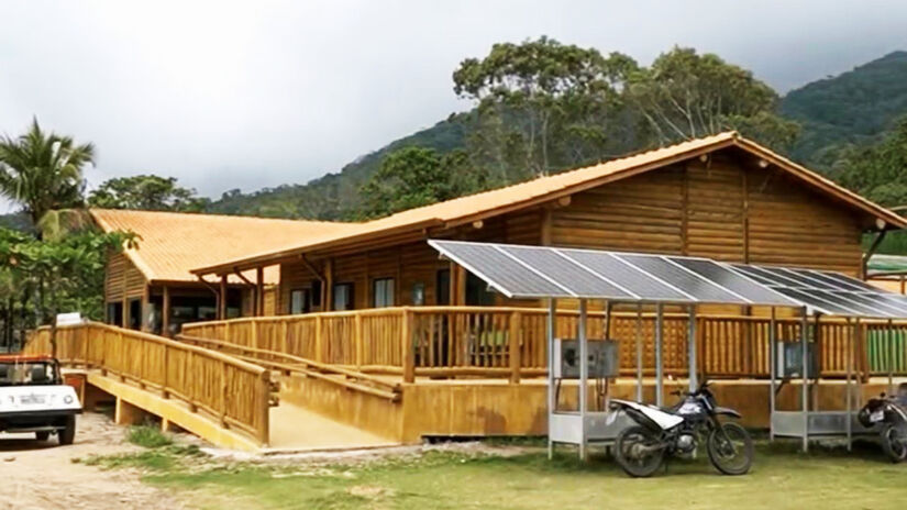 O sistema elétrico é alimentado por energia solar fotovoltaica com baterias de lítio / Reprodução/PMI