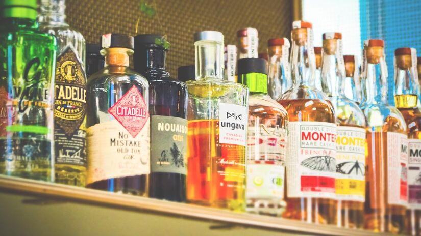 Mesmo em pequenas quantidades, o álcool afeta o funcionamento do cérebro e compromete a memória a longo prazo / Pixabay