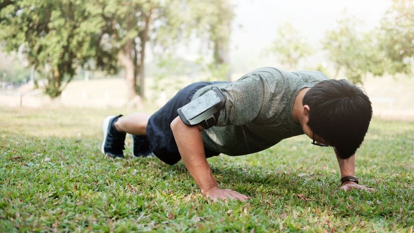 Por envolver vários grupos musculares, a flexão contribui para maior gasto calórico / Pixabay
