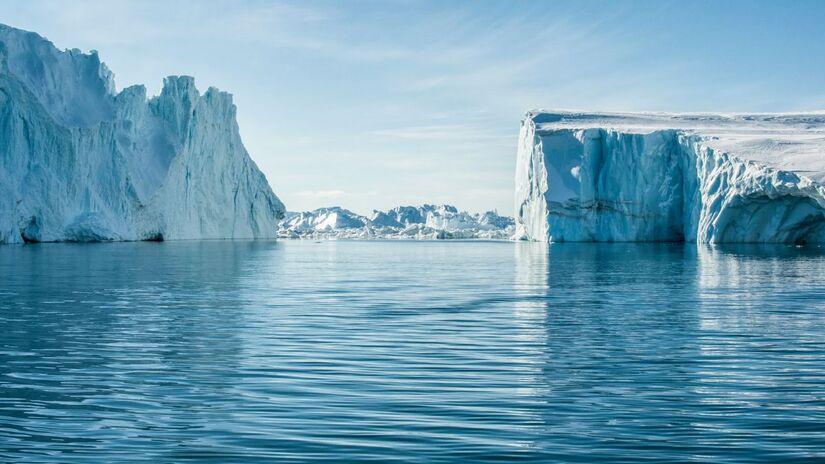 Em regi&otilde;es com derretimento de gelo mais intenso, a crosta terrestre tende a subir como resposta &agrave; perda de massa glacial. Unsplash/Tina Rolf
