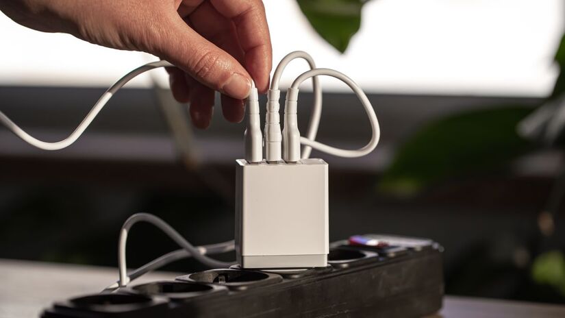 A ordem correta ao carregar o celular faz diferen&ccedil;a. Conectar o carregador &agrave; tomada antes do aparelho ajuda a evitar picos de tens&atilde;o que prejudicam a bateria/Pixabay