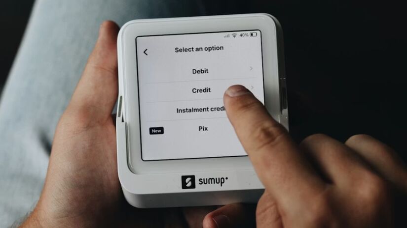 Entre os golpes mais comuns do Pix est&atilde;o a falsa central banc&aacute;ria, o falso parente pedindo dinheiro urgente e an&uacute;ncios com pre&ccedil;os muito abaixo do mercado. Unsplash