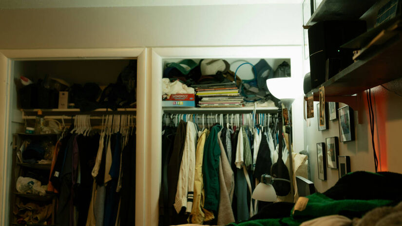 Separar tudo por caixas transforma o armário em um "mapa", facilitando encontrar e guardar objetos.