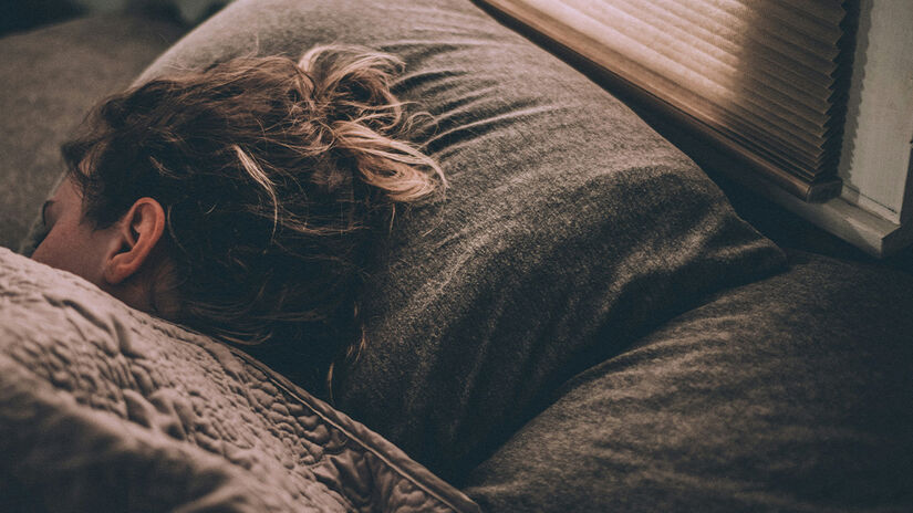 A prática de colocar folha de louro sob o travesseiro viralizou por ser simples, barata e fácil de testar em casa. Greg Pappas na Unsplash