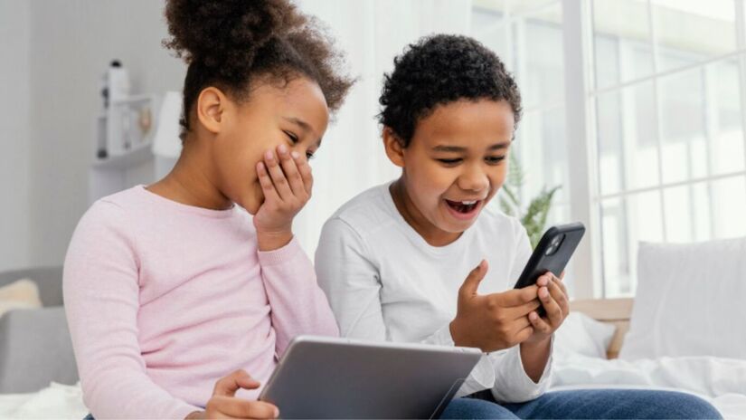 A atenção dos responsáveis e, quando necessário, o apoio psicológico são essenciais para garantir um crescimento saudável longe do excesso de telas. Freepik