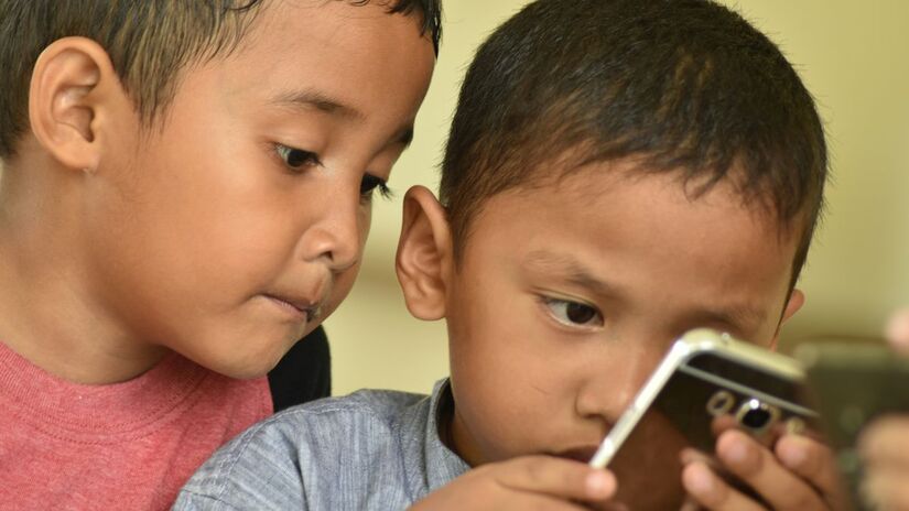 Segundo a OMS, crianças de até 2 anos não devem ter contato com eletrônicos. Dos 2 aos 5 anos, o uso deve ser limitado a no máximo 1 hora por dia. Unsplash/Budi Gustaman