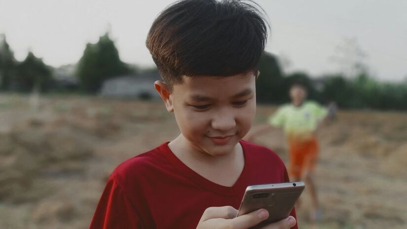 A interação, o lúdico e as experiências reais são fundamentais na infância: Substituir o brincar por telas pode limitar o aprendizado e a criatividade. Unsplash/Yeon Li