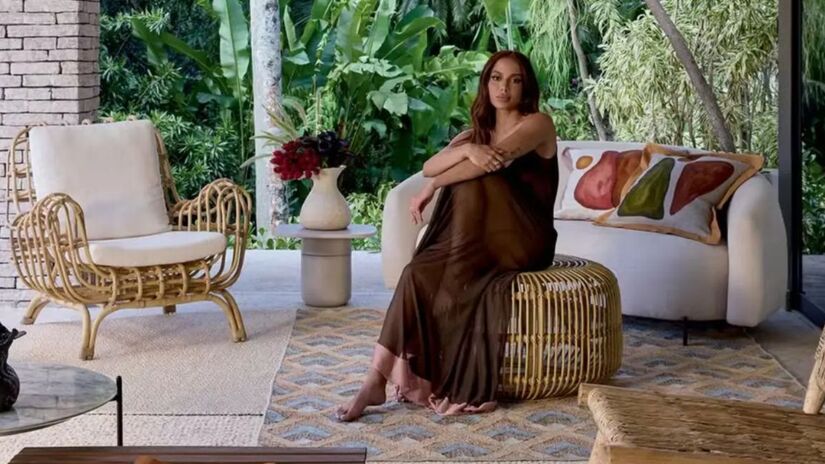 Localizada no Itanhangá, a casa oferece uma paisagem privilegiada e contato direto com o verde da zona oeste carioca. Divulgação/André Klotz