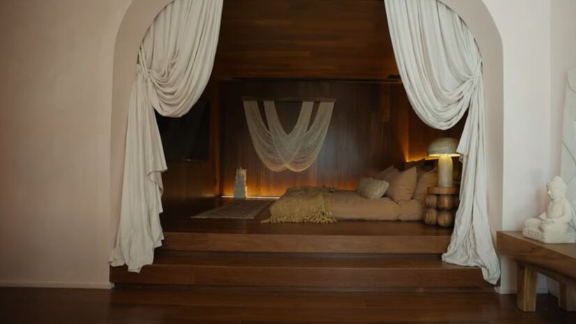 Na mansão, há salas integradas, equipamentos de alta tecnologia e ambientes pensados para o máximo de conforto. Reprodução/YouTube/Casa Vogue