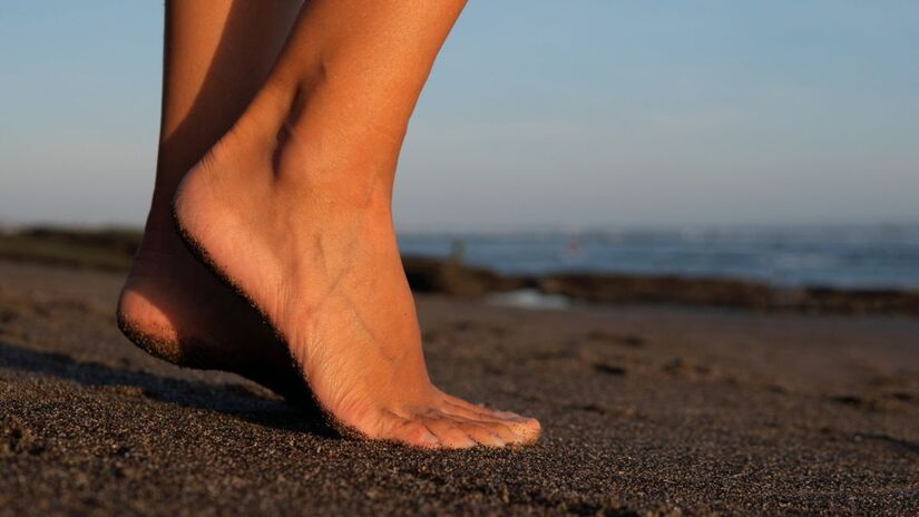 Diferente das mãos, os dedos dos pés humanos trabalham juntos para sustentar o corpo e garantir a locomoção / Freepik