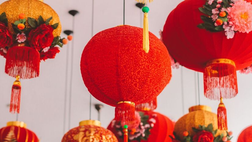 Os preparativos começam semanas antes: limpeza, organização e decoração da casa simbolizam deixar para trás a má sorte e abrir espaço para boas energias. Unsplash/Humphrey M