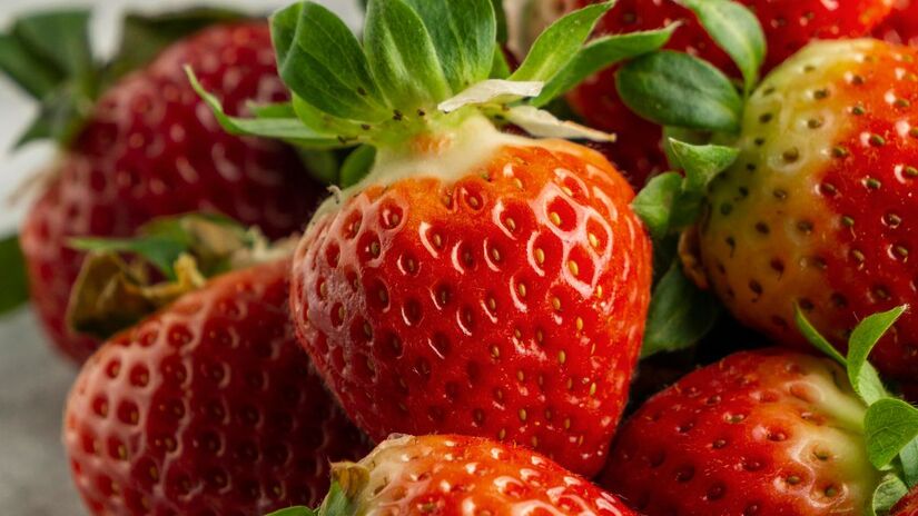 O consumo diário de morangos ajuda a controlar o açúcar no sangue e a reduzir inflamações no organismo. Freepik