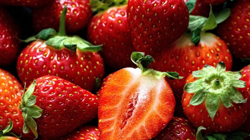 Estudos internacionais indicam que ingerir cerca de oito morangos por dia pode reduzir o colesterol e melhorar a saúde cardiovascular. Freepik/Rawpixel